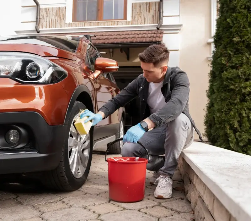 Lavage auto à domicile Biron : professionnel intervenant sur un véhicule